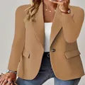 Plus size damesblazer in effen camelkleur met reverskraag en enkele knoopsluiting. - camel