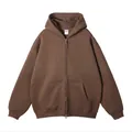 Detailweergave van een bruine oversized hoodie met ritssluiting en kangoeroezakken - XS / Tops / Bruin