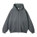 Close-up van een effen donkergrijze oversized hoodie met rits en kangoeroezak aan voorzijde - XS / Tops / Loodgrijs
