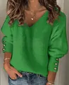 Dettaglio maglione a maglia verde brillante con scollo a V e bottoni decorativi - Verde