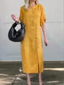Stijlvolle gele midi-jurk met ronde hals, knoopdetails en een elegante zijsplit voor vrouwen. - Oranje