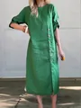 Groene linnen midi-jurk met ronde hals en decoratieve knopen aan de zijkant. - Groen