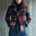 Klassische karierte Wollmischjacke mit Revers und Zierknöpfen in Rot und Marineblau - S / Oberteile / Karo