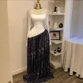 Robe longue élégante à manches longues en mesh blanc et jupe à imprimé marbre violet - S / Blanc