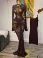 Detailansicht eines floralen Netz-Maxikleides mit Raffungen und passendem Unterkleid - S / Kleider / Kaffeebraun
