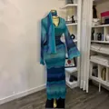 Vista dettagliata dell'abito lungo tie-dye blu e verde con una sciarpa coordinata. - Taglia S / Top E Pantaloni / Celeste