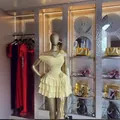 Dettaglio di un abito corto giallo a spalle scoperte con fiori 3D e gonna a balze molto raffinata - Taglia S / Giallo