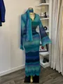 Gebunden gefärbtes langärmliges Maxikleid mit passendem Halstuch-Detail - S / Himmelblau