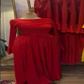 Vista detallada de un vestido de noche rojo plisado de manga larga en un maniquí - Rojo