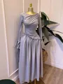 Vista detallada de la textura plisada y con volantes de este elegante vestido de gala gris - Gris
