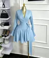 Dettaglio vestito a portafoglio celeste a maniche lunghe con colletto blazer e pieghe - Celeste