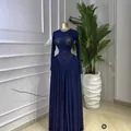 Elegante vestido largo de malla azul con mangas largas, estampados y detalles de aberturas - S / Conjuntos / Azul