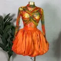Primo piano del top incrociato in rete floreale con minigonna a palloncino arancione - Taglia S / Top E Pantaloni / arancio-rosso