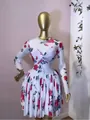 Robe élégante à manches longues blanche avec imprimés roses rouges et tulle plissé - M / Robes / Blanc