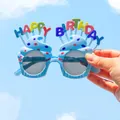Vista dettagliata di simpatici occhiali azzurri per feste di compleanno a forma di cupcake - Occhiali Stile Torta Blu / Blu