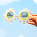 Occhiali da sole a margherita per bambini tenuti contro un cielo azzurro limpido - Occhiali Stile Margherita Bianca / Bianco