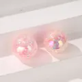 Primer plano de dos cuentas agrietadas de 16 mm de colores para crear hermosas joyas DIY - 16mm / Rosa