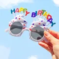 Dettaglio che mostra occhiali di compleanno a forma di cupcake con scritte colorate - Occhiali Stile Torta Bianca / Bianco