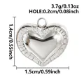 Silberner Metall-Herzanhänger 1.5x1.4cm für DIY-Schmuckherstellung und Halsketten - Radial Texturierter Rand Stil (B70) / Silber