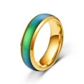 Nahaufnahme eines goldenen Stimmungsrings aus Edelstahl mit blau-grünem Farbwechsel - Größe 9 / Gold