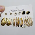 9-Paar verschiedenes Ohrring-Set mit goldenen Creolen, Perlen und Steckern auf Display - Leopard Perlen Ohrstecker Set (A1258) / 9 Paare Set / Gold