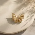 Detailansicht einer goldenen Schmetterlingsbrosche mit strukturierten Flügeln und Steinen. - Goldene Funkelnde Strass-Schmetterlingsbrosche (XZ1802-1)