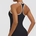 Rückansicht eines schwarzen Racerback-Sporttops mit kontrastierender weißer Paspelierung - S / Oberteile / Farbblock (Schwarz/Weiß)