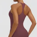 Detailansicht der Rückseite eines burgunderfarbenen Racerback-Sporttops für Yoga und Fitness - S / Oberteile / Distelviolett