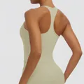 Detailansicht der Rückseite eines salbeigrünen Racerback-Sport-BHs für Yoga und Fitness - S / Oberteile / Khaki