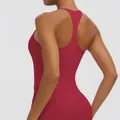 Rückansicht eines roten Racerback-Sport-Yoga-Tops mit einer figurbetonten Silhouette - S / Oberteile / Karminrot