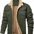 Vue détaillée d'une veste en coton olive pour homme avec doublure polaire sherpa beige - Vert Militaire