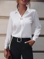 Elegante blusa blanca de manga larga para mujer con un sofisticado detalle de broche de perlas - S / Tops / Blanco