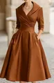Elegantes kupferfarbenes Wickel-Midikleid mit plissiertem A-Linien-Rock und V-Ausschnitt - Kaffeebraun