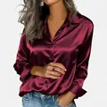 Détail d'un élégant chemisier en satin bordeaux brillant à manches longues et boutons noirs - 1XL / Hauts / Bordeaux