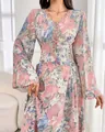 Elegantes Maxikleid mit Blumenmuster, weiten Glockenärmeln und tiefem V-Ausschnitt - Rosa