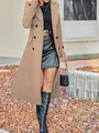 Détail d'un manteau en laine beige à double boutonnage porté avec une jupe en cuir noir - S / Hauts / Chameau