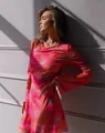 Λεπτομερής λήψη ροζ μίνι φορέματος tie-dye με μανίκια καμπάνα και υφή μαρμάρου 2025 - S / Dresses / Κόκκινο μοτίβο