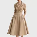 Elegantes khakifarbenes Midi-Kleid mit V-Ausschnitt und Faltenrock für formelle Anlässe - Khaki