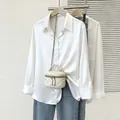 Elegante camicetta bianca in raso a maniche lunghe da donna, abbigliamento ufficio. - Bianco
