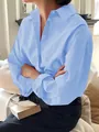 Detailaufnahme eines hellblauen Baumwollpopeline-Hemdes mit langen Ärmeln für Damen - Himmelblau
