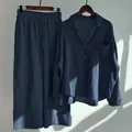Dettaglio del set vintage in cotone lino camicia e pantaloni larghi a vita alta blu - Blu navy