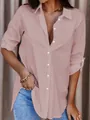 Primo piano di una camicia rosa antico minimalista e ampia per donne taglie forti - XL / Top / Rosa