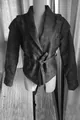 Vue détaillée d'une veste en cuir vintage à col châle avec accessoire de ceinture à nouer. - S / Hauts / Gris foncé