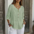 Dettaglio di una camicetta verde chiaro con trama lino, bottoni e scollo a V elegante - Verde chiaro