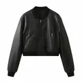 Vista frontale di un elegante bomber corto in finta pelle nera per donne - XS / Top / Nero
