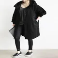Coupe-vent noir élégant à capuche pour femme, longueur moyenne, idéal pour les loisirs d'automne - S / Hauts / Noir