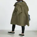 Rückansicht eines lässigen olivgrünen Damen-Parkas mit Kapuze und Taillenzug - Armeegrün