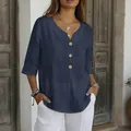 Dettaglio ravvicinato della camicetta estiva blu navy con bottoni in legno e scollo a V - Blu navy
