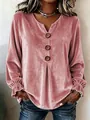 Gedetailleerde weergave van stoffig roze fluwelen blouse met V-hals en knoopdetails. - Roze