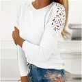 Dettaglio del top bianco a maniche lunghe con eleganti ricami in pizzo traforato sulle spalle - Taglia S / Top / Bianco